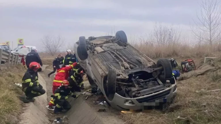 O șoferiță se zbate între viață și moarte după ce s-a răsturnat cu mașina. Femeia a intrat în stop cardio-respirator. A fost solicitat elicopterul SMURD