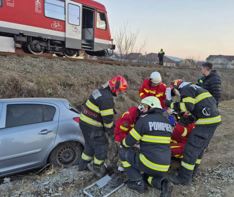 Autoturism, spulberat de tren! Șoferul a scăpat miraculos în urma impactului. Mașina a fost aruncată în șanț