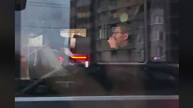 Scene uluitoare în traficul din Cluj: Șofer de troleibuz, surprins conducând cu picioarele