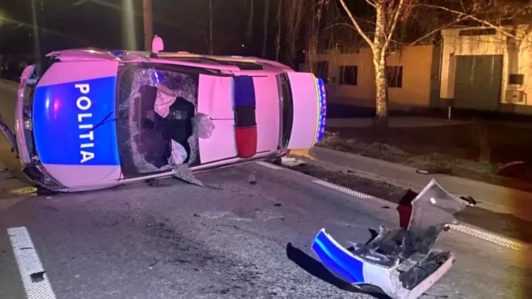 Doi polițiști au scăpat cu viață după ce s-au izbit cu autospeciala din dotare într-un cap de pod