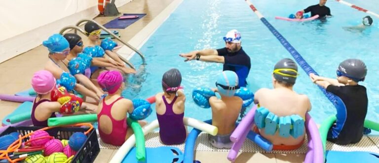 Înotul, un sport sănătos pentru copilul tău! Cursurile de înot oferite de DanCos Târgoviște sunt structurate să corespundă nevoilor fiecărui participant în parte