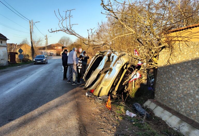 Supraviețuire miraculoasă pentru doi tineri! Mașină făcută praf după ce s-a izbit de un copac, iar apoi s-a oprit în zidul unei gospodării. Șoferul s-a urcat la volan beat criță