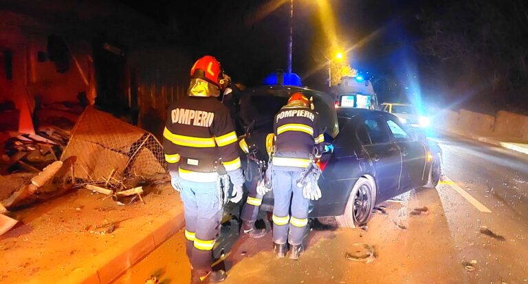S-a urcat băută la volan și a făcut prăpăd! O tânără s-a înfipt cu mașina într-o casă. Proprietarul a făcut atac de panică când a văzut autoturismul în dormitor