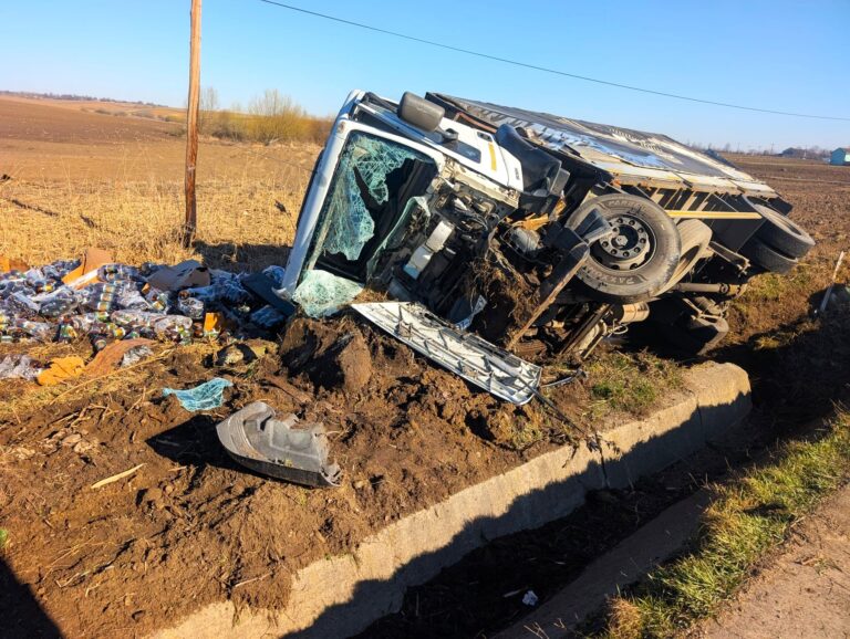 A scăpat cu viață, ca prin minune, după ce s-a răsturnat cu camionul încărcat de marfă! Autovehiculul s-a făcut praf, iar șoferul a ajuns la spital