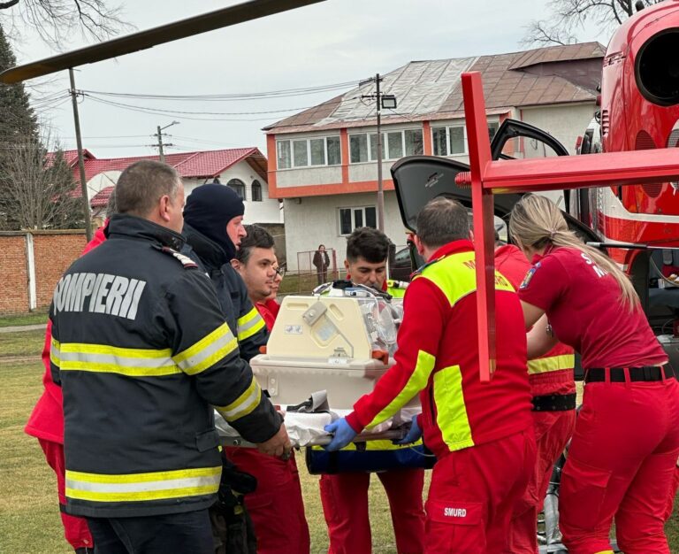Bebeluș aflat în stare gravă, salvat de un elicopter SMURD! Micuțul pacient a fost intubat și ventilat mecanic