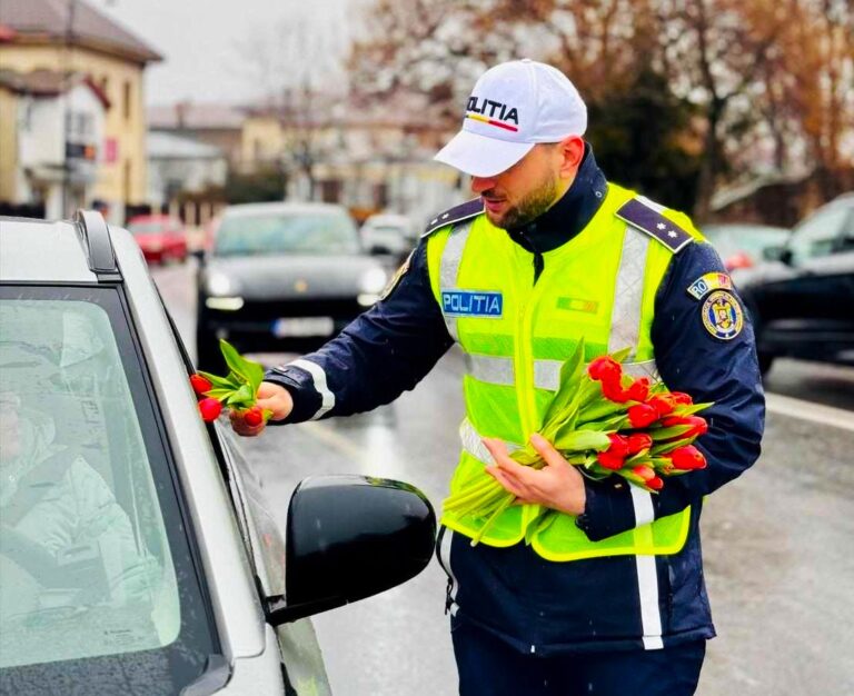 Flori și mărțișoare în loc de amenzi, oferite de polițiștii dâmbovițeni șoferițelor din trafic, cu ocazia zilei de 1 Martie