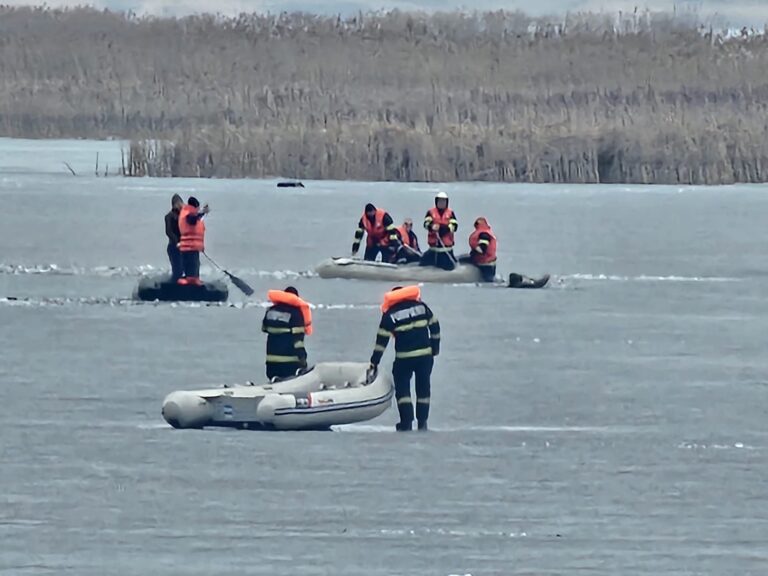 Misiune contracronometru pentru salvarea a trei pescari! Pescuiau la copcă și gheața s-a rupt. Au ajuns la spital în stare de hipotermie