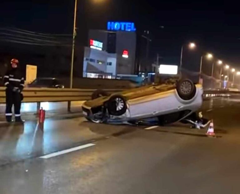 Impact violent într-o intersecție! Un copil și mama lui, dar și un șofer, răniți după coliziunea dintre două autoturisme. Una dintre mașini a ajuns cu roțile în sus