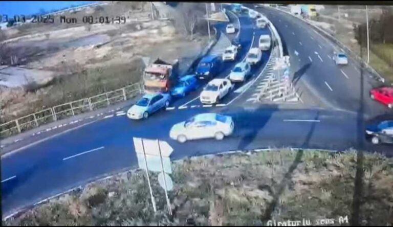 O basculantă rămasă fără frâne a spulberat mai multe autoturisme într-un sens giratoriu! Trei persoane, printre care o fetiță de 4 ani, au fost rănite