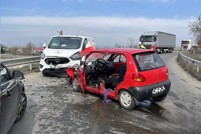 A scăpat miraculos! Șofer de 80 de ani, găsit încarcerat după impactul cu o autoutilitară