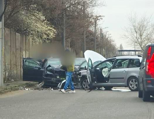 Impact frontal între două autoturisme, din cauza unei șoferițe neatente ! Doi copii și două femei au ajuns de urgență la spital