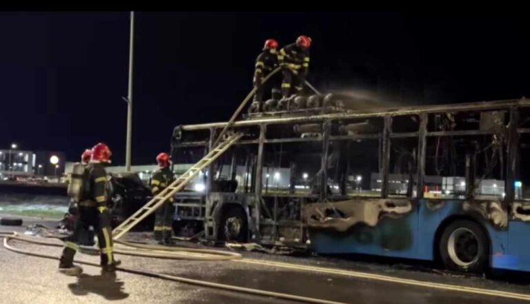 Destin tragic pentru un șofer de 47 de ani! A sfârșit carbonizat în mașină, după impactul cu un autobuz