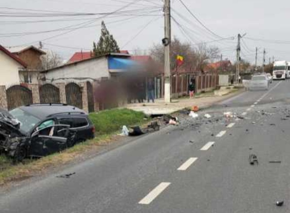 Fetiță de aproape 2 ani, rănită grav într-un accident devastator! Alte patru persoane au ajuns la spital după coliziunea dintre trei mașini