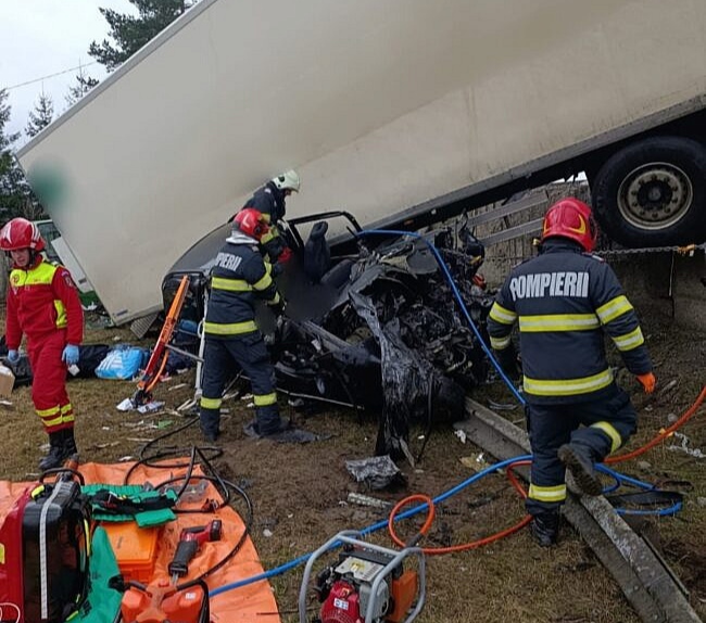 Șoferul unui autoturism și-a pierdut viața într-un accident teribil! Mașina acestuia a fost zdrobită de un TIR