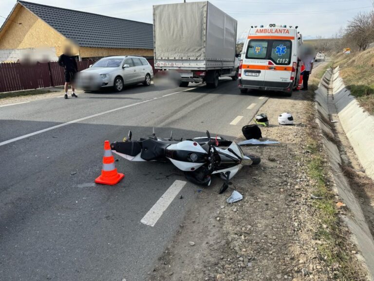 Doi adolescenți, la un pas de moarte după impactul dintre  un autotren și o motocicletă