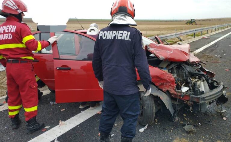Autoturism condus de o șoferiță, spulberat de un TIR! Trei femei rănite, transportate de urgență la spital