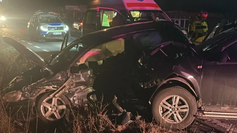 Ciocnire teribilă între două autoturisme! Momente dramatice pentru trei pasagere! Victimele, transportate de urgență la spital