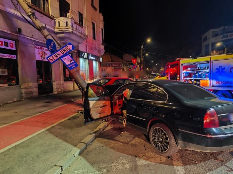 Doi tineri șoferi, la un pas de moarte: Au fost implicați într-un accident teribil. Una dintre mașini a rupt un stâlp de electricitate