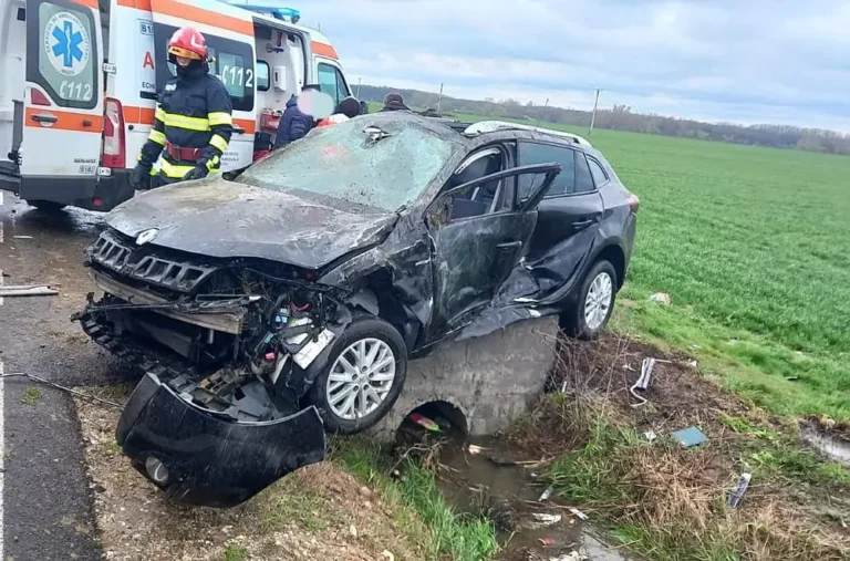 Încă o nenorocire în trafic! Bărbat de 62 de ani, mort într-un accident teribil! Mașina în care se afla s-a oprit într-un cap de pod
