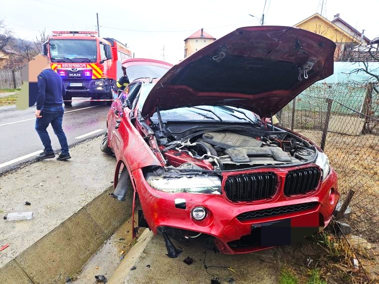 Destin frânt la 35 de ani! Un tânăr și-a pierdut viața într-un accident cumplit. S-a izbit cu BMW-ul de un cap de pod, iar apoi s-a răsturnat