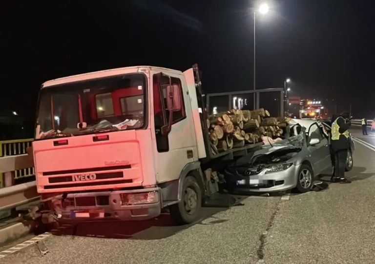 A pierit pe loc! O femeie și-a pierdut viața după ce mașina în care se afla s-a izbit violent de o autoutilitară încărcată cu lemne! Alte patru persoane au fost transportate de urgență la spital