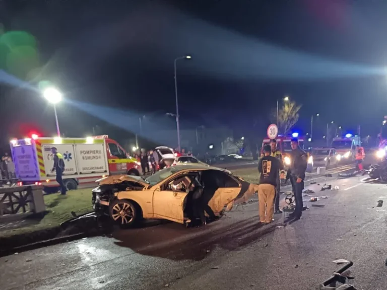 Un tânăr de 25 de ani și-a pierdut viața într-un accident înfiorător! Alte trei victime se zbat între viață și moarte. Mașina s-a rupt în două în urma impactului nimicitor