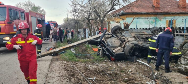 Impact fatal pentru un bărbat 43 de ani! Șoferul a murit pe loc după ce mașina în care se afla s-a izbit de un stâlp, iar apoi s-a răsturnat