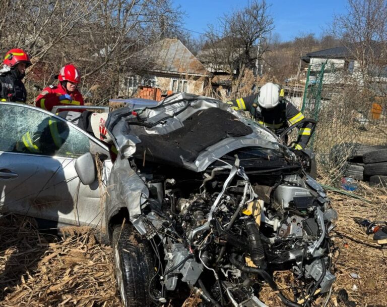 A scăpat cu viață miraculos! Șofer încarcerat în mașina care luat foc în urma unei accident teribil