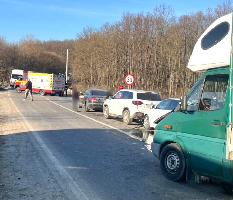 Ciocnire violentă între patru mașini! Un bebeluș se află printre victime