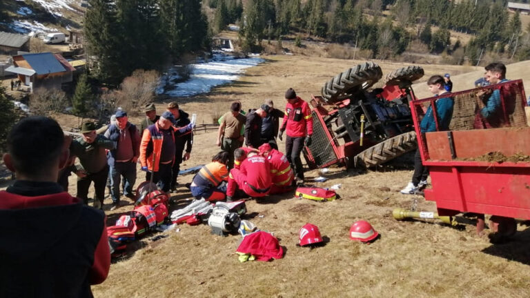 Sfârșit tragic pentru un tractorist! Bărbatul și-a pierdut viața după ce s-a răsturnat cu tractorul