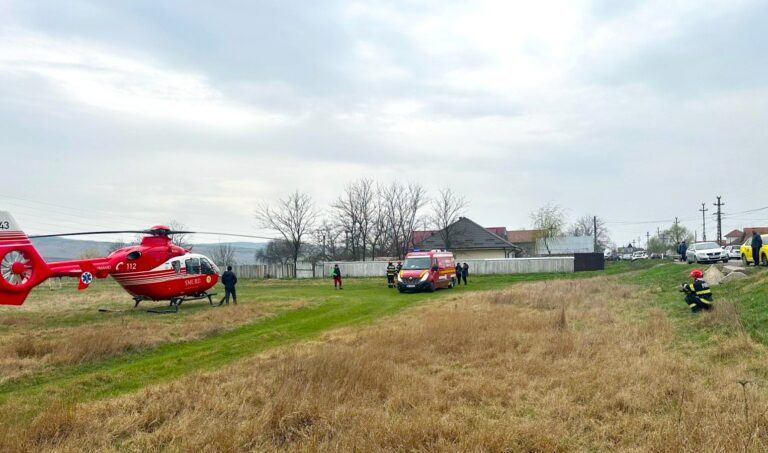 Copil de 6 ani, spulberat de o mașină! Minorul găsit în stare gravă, transportat la spital cu elicopterul SMURD