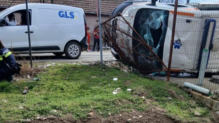 Ambulanță răsturnată după ciocnirea cu o mașină de curierat! Trei persoane, printre care și o asistentă, au ajuns la spital