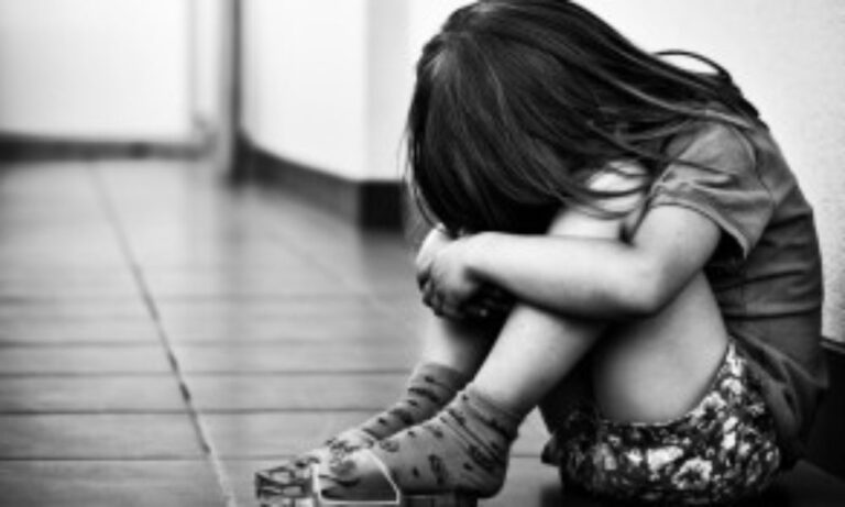 Fetiță de 4 ani, ucisă în bătaie de mama ei! Caz cutremurător în județul Prahova