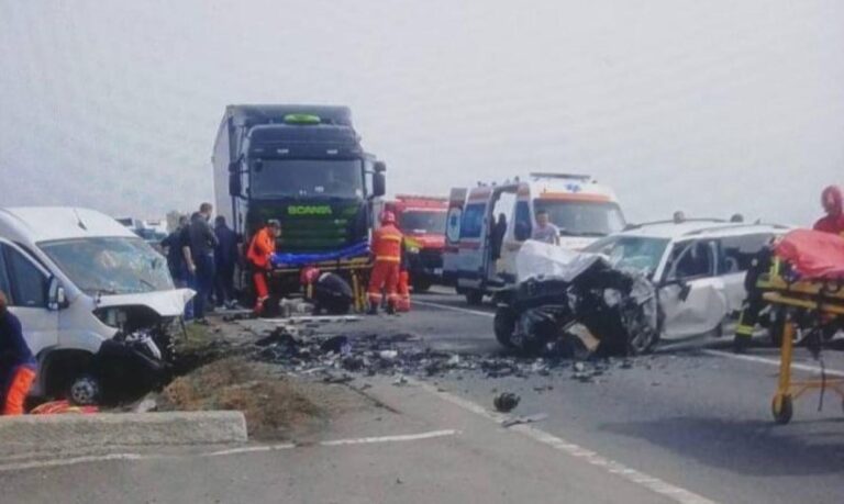 Impact devastator între un microbuz și un autoturism! Un bărbăt și o femeie au murit, iar alte două persoane au fost transportate de urgență la spital
