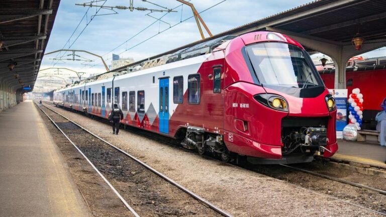 Cel mai modern tren de pasageri din România, atacat cu pietre! Patru curse spre Brașov au fost anulate