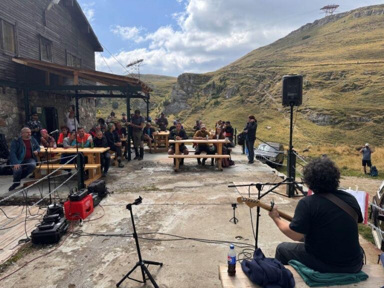 13-15 iunie, ia-ți chitara și bocancii! Reîntoarcerea cântecelor de munte și a folk-ului la Cabana Caraiman – Ediția a II-a