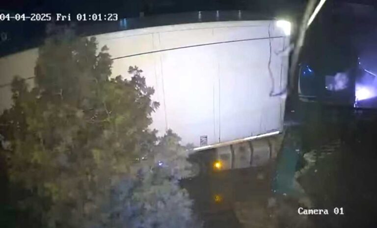 Un TIR scăpat de sub control a făcut prăpăd! A distrus un stâlp de electricitate, a rupt o țeavă de gaze și s-a oprit în gardul de beton al unei case