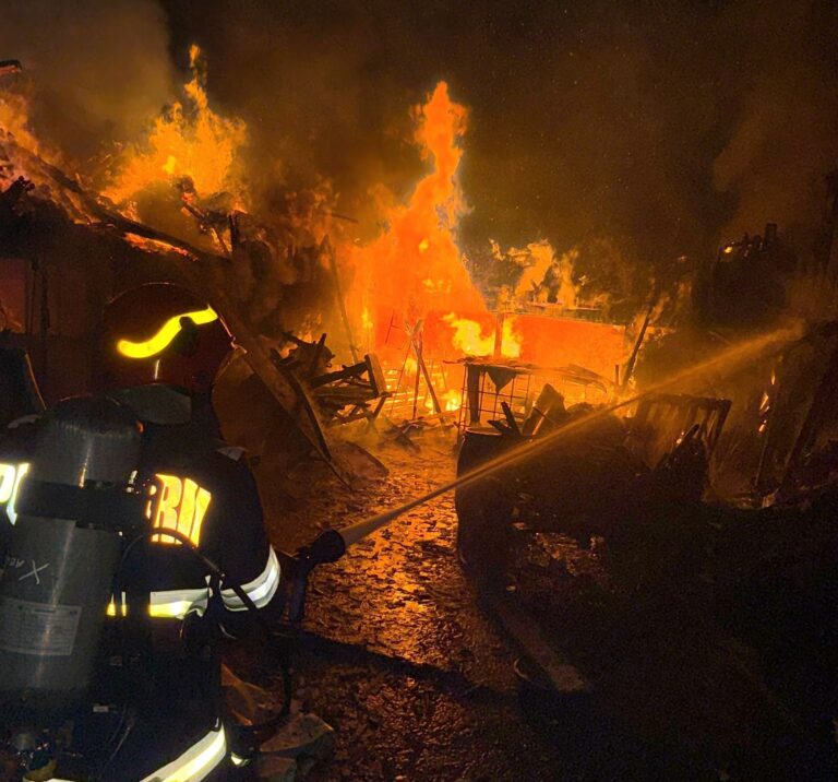 Incendiu uriaș într-o gospodărie! Noapte de coșmar pentru o familie! Pagubele sunt considerabile