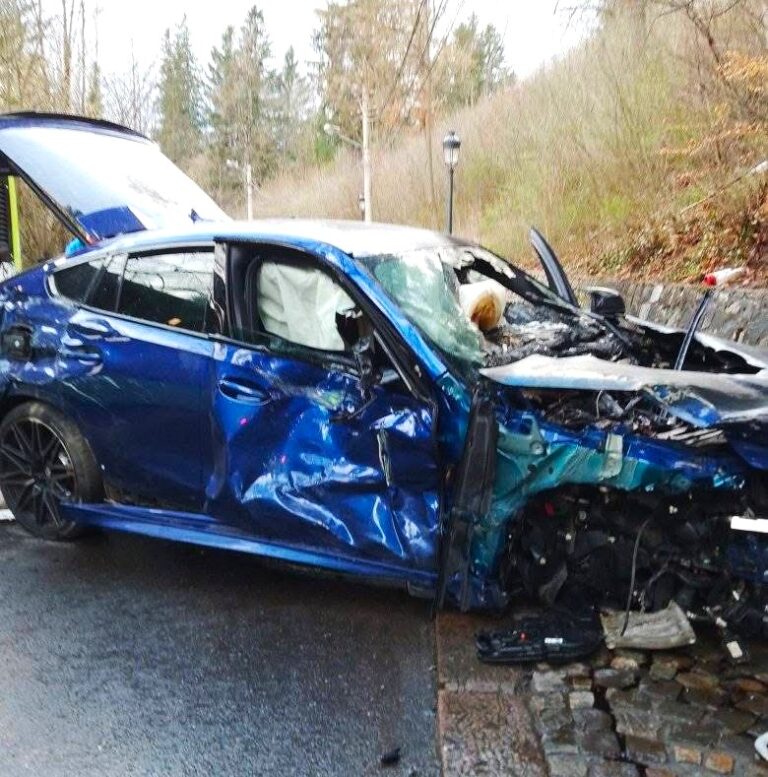 Accident urmat de incendiu la Sinaia, după impactul dintre autobuz și un autoturism. Două persoane în stare gravă. A fost chemat elicopterul SMURD