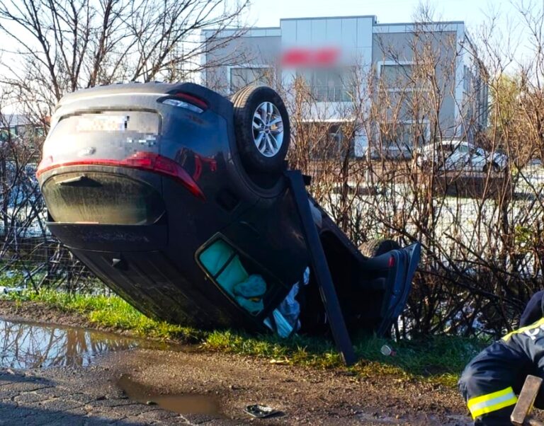 Impact devastator cu trei mașini implicate! Doi bărbați și o femeie au scăpat cu viață miraculos. La fața locului a fost solicitat elicopterul SMURD