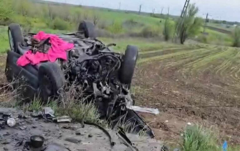 La un pas de tragedie! Trei tineri au văzut moartea cu ochii după ce au fost implicați într-un accident cumplit. Mașina în care se aflau s-a izbit de un cap de pod, iar apoi s-a răsturnat