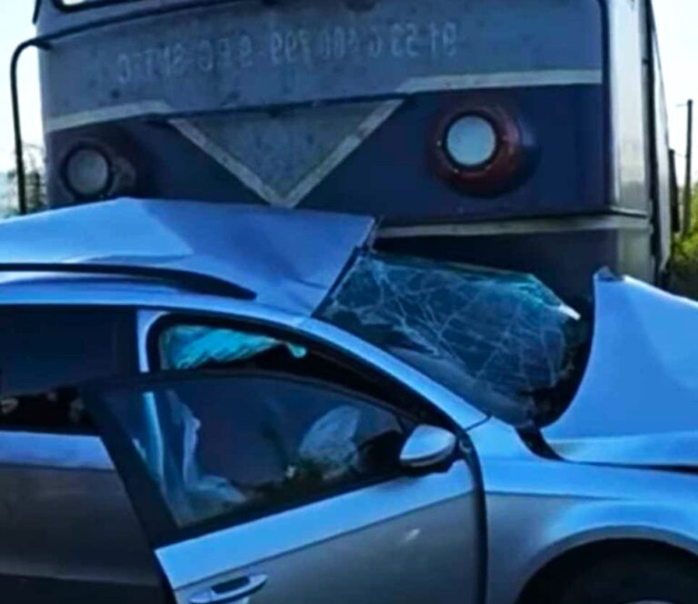 Mașină spulberată de tren a doua zi de Paște! Șoferul autoturismului și-a pierdut viața în urma impactului nimicitor