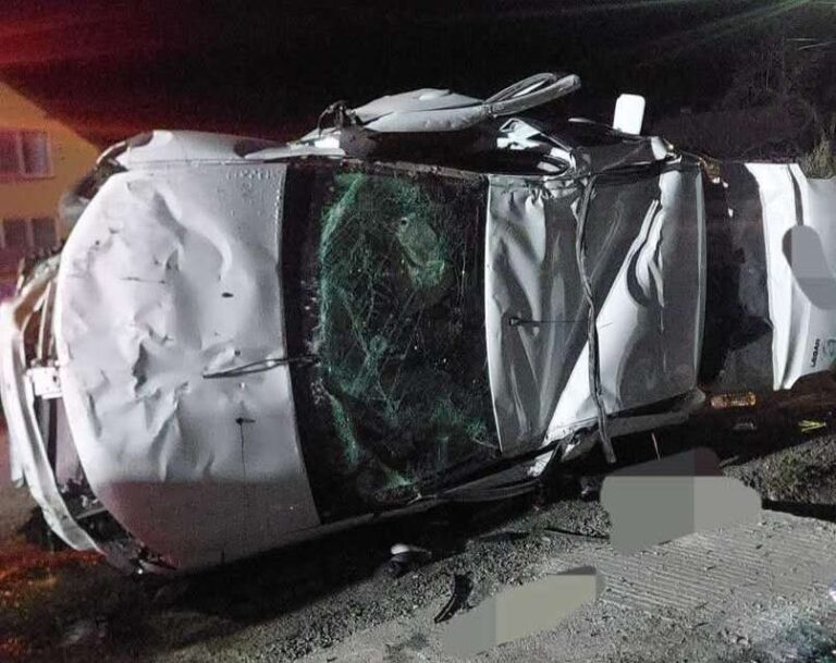 Au scăpat cu viață dintr-un accident îngrozitor! Patru bărbați, la un pas de moarte. Autoturism răsturnat în urma impactului
