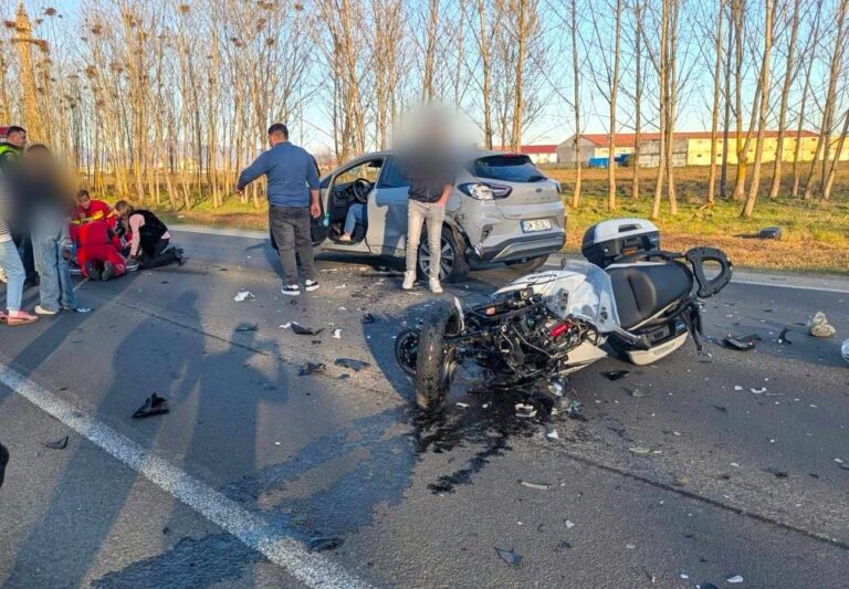 Un motociclist a scăpat cu viață miraculos dintr-un accident îngrozitor! Bărbatul transportat la spital cu mai multe leziuni