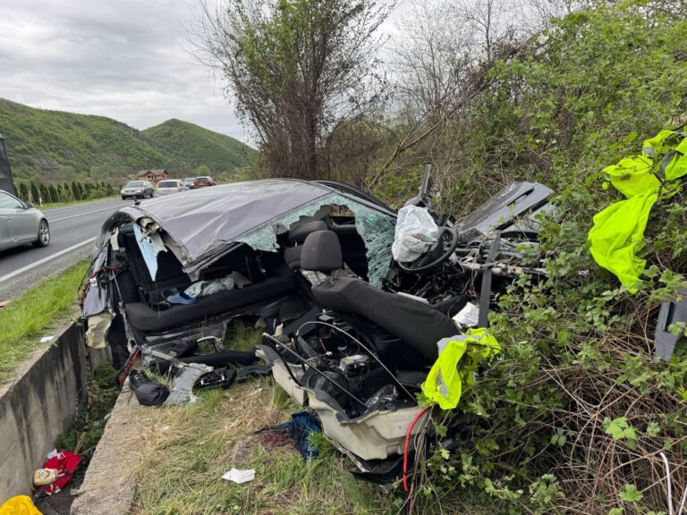 Impact fatal între un autoturism și un TIR, în Vinerea Patimilor! O persoană a pierit carbonizată, iar alte două au ajuns în stare gravă la spital. Autoturismul a fost rupt în două în urma coliziunii