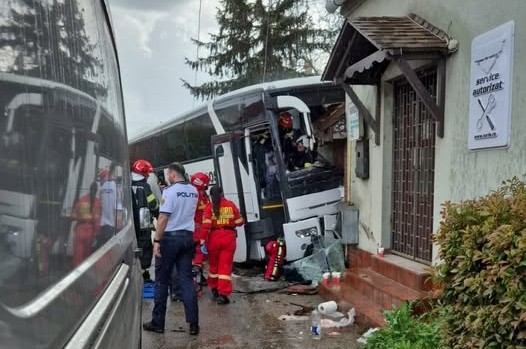 S-a oprit cu autocarul în peretele unei case! Șoferul a decedat pe loc, alte 8 persoane au fost transportate la spital