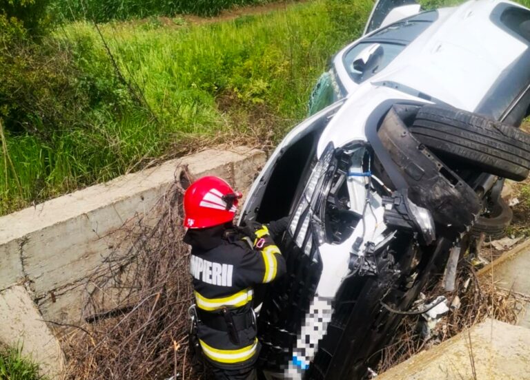 Momente de groază pentru o șoferiță! S-a răsturnat cu mașina într-un șanț. Femeia, transportată de urgență la spital