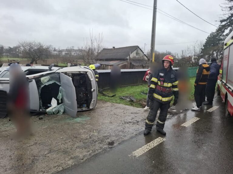 S-au răsturnat cu mașina, dar au scăpat cu viață! Victimele au ajuns la spital, iar autoturismul s-a făcut praf