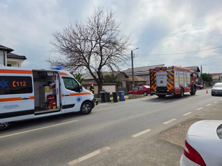 Momente dramatice pentru un motociclist din Dâmbovița! Transportat de urgență la spital după ce a fost lovit de o mașină