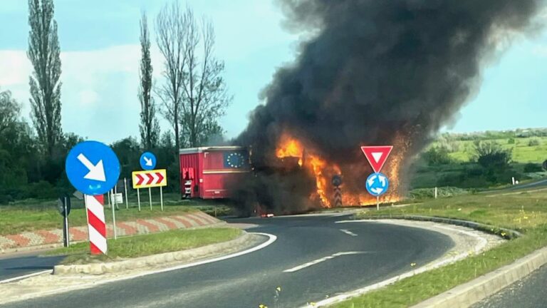 Alertă după ce remorca unui TIR încărcată cu deșeuri de titan a luat foc! A fost emis mesaj RO-Alert